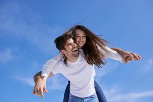 feliz jovem casal romântico divirta-se arelax relaxe em casa foto