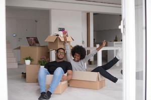 casal afro-americano brincando com material de embalagem foto