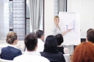 mulher de negócios, dando a apresentação foto