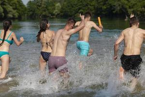 grupo de amigos felizes se divertindo no rio