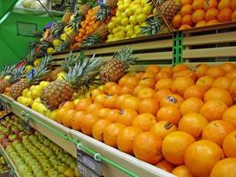 frutas no supermercado foto