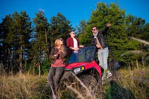 grupo de jovens dirigindo um carro de buggy off road foto