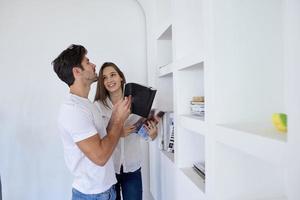 relaxado jovem casal em casa escada foto