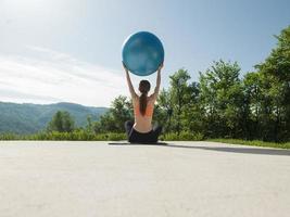 mulher fazendo exercício com bola de pilates foto