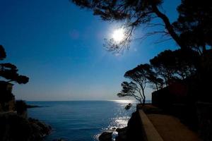 vista das falésias da costa brava catalã foto