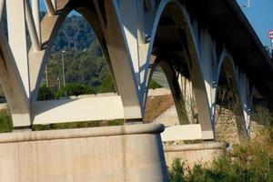 ponte fluvial moderna, um feito de engenharia que milhares de veículos passam diariamente foto