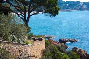 céu azul e mar azul na costa brava foto