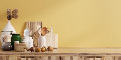 interior da cozinha com cozinha em pé na prateleira de madeira e parede amarela. foto