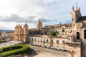 noto, itália-7 de maio de 2022-vista da bela catedral de noto do terraço da igreja de santa chiara durante um dia ensolarado foto