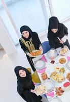 jovens muçulmanas servindo comida na mesa para vista superior do jantar iftar foto