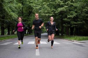 equipe de corredores no treinamento matinal foto