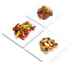 carne fresca e legumes grelhados foto