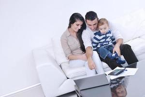 feliz jovem família se diverte em casa foto