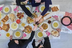 vista superior da família muçulmana tendo iftar durante o mês sagrado do ramadã foto