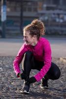 mulher se alongando antes da corrida matinal foto