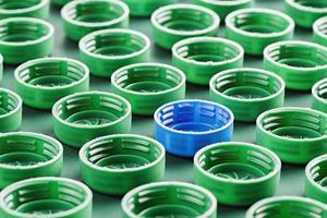 tampinhas de garrafa de plástico verde e azul foto