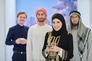retrato de grupo de empresários muçulmanos e empresária foto