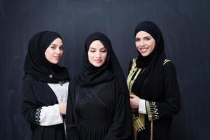 retrato de belas mulheres muçulmanas em vestidos elegantes foto