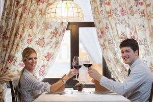 jovem casal jantando em um restaurante foto