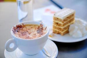 bolo e café na mesa foto