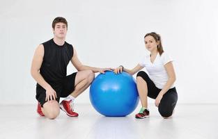 feliz casal jovem treino de fitness e diversão foto