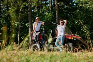 casal aproveitando o lindo dia de sol enquanto dirigia um buggy off road foto