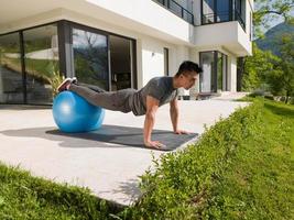 homem fazendo exercícios de ioga matinais foto