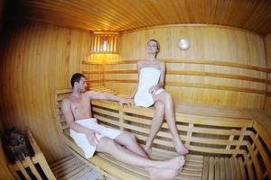 feliz casal jovem na sauna foto