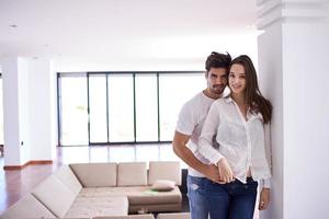 relaxado jovem casal em casa foto