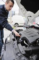 homem reparação de automóveis foto