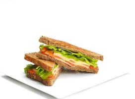 sanduíche em uma superfície branca foto