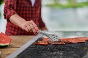 homem cozinhando comida saborosa para jantar francês foto