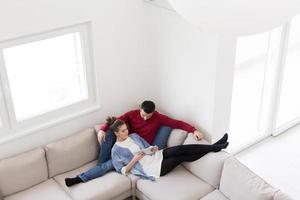 casal relaxando em casa com computadores tablet foto