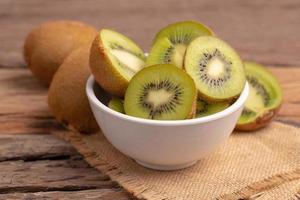 fatia de kiwi fresco na tigela branca foto