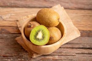 kiwi verde fresco em uma tigela de madeira foto