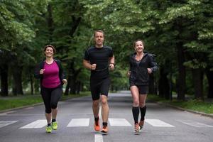 equipe de corredores no treinamento matinal foto