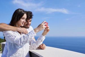 jovem casal tomando selfie com telefone foto