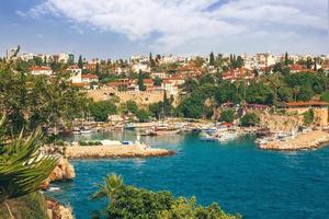 vista panorâmica do porto da cidade velha de antalya e mar mediterrâneo, turquia foto