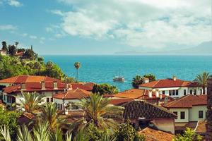 kaleici, centro de antalya, turquia. vista dos telhados da cidade velha de antalya. foto