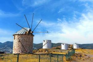 moinhos de vento de bodrum na colina contra o céu azul, destino de viagem na turquia foto
