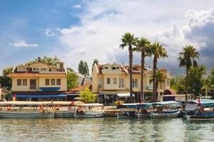 barcos fluviais turísticos ancorados no cais do rio dalyan, mugla, turquia. foto