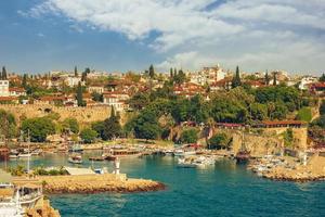 vista panorâmica do porto da cidade velha de antalya e mar mediterrâneo, turquia foto