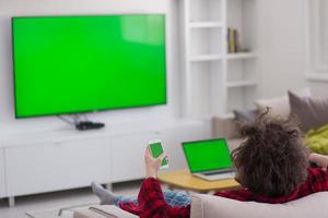 jovem de roupão aproveitando o tempo livre foto