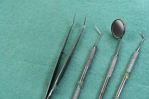 instrumentos odontológicos prontos para uso no consultório odontológico foto