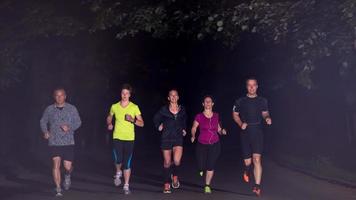 equipe de corredores no treinamento noturno foto