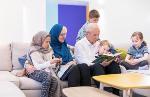 avós muçulmanos modernos com netos lendo Alcorão foto