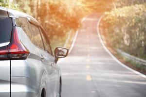 dirigindo em curvas corretamente e com segurança, o motorista teve que desacelerar. a velocidade do carro todas as vezes antes da curva foto