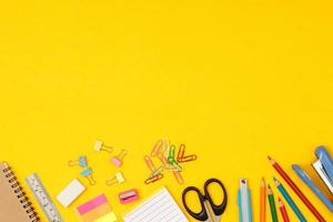 notebooks e acessórios de vista superior estudando na biblioteca na escola educação de ideia de fundo amarelo foto