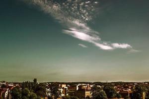 lindo céu nublado no verão sobre uma cidade foto