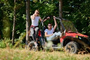 casal aproveitando o lindo dia de sol enquanto dirigia um buggy off road foto